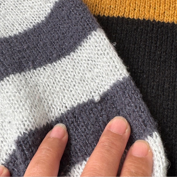 Doe and Rae 100% Polyester Puffy Long Sleeves Crop Sweater Size Medium - Picture 5 of 12